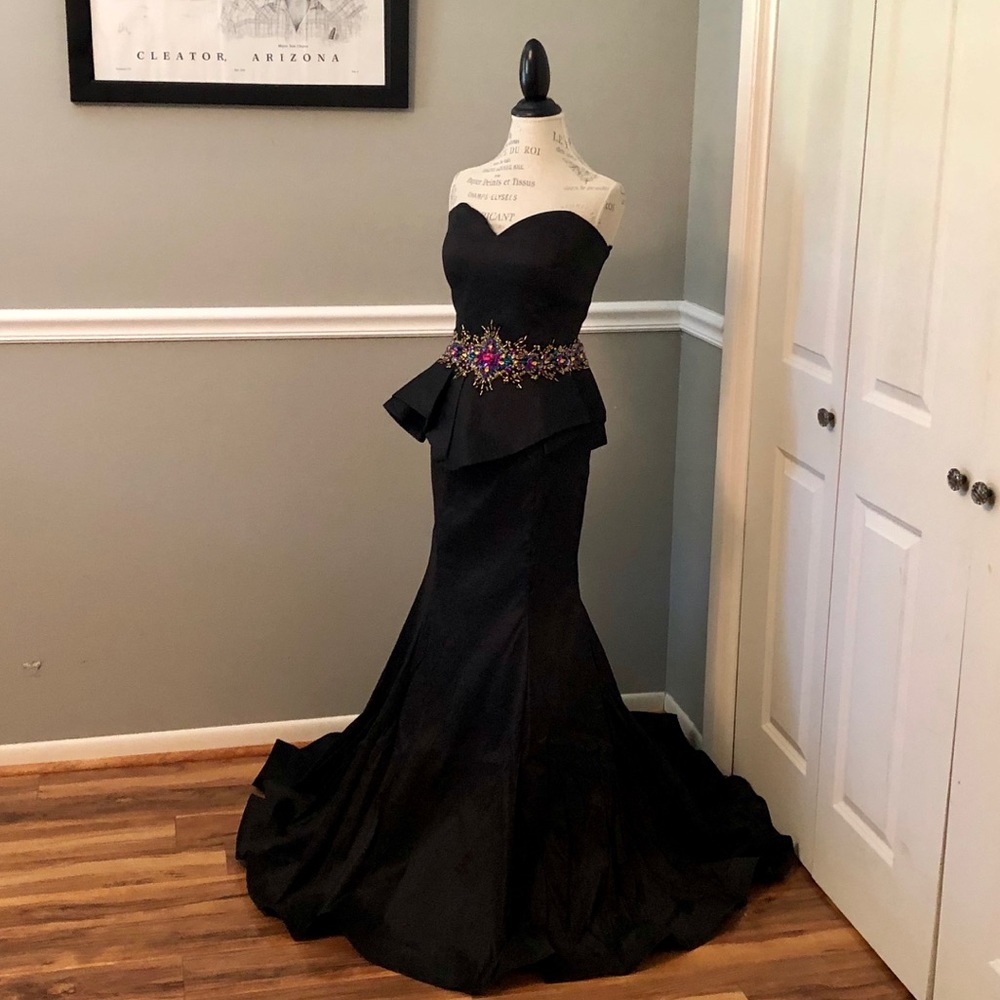 NEW MAC DUGGAL BLACK PEPLUM JEWELED FORMAL GOWN